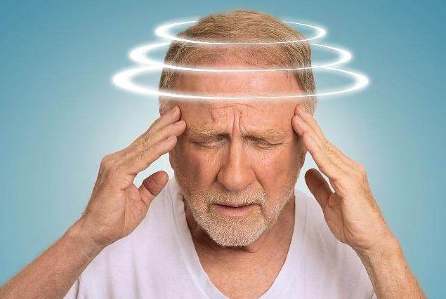 老年人脑萎缩患者会表现出什么症状?